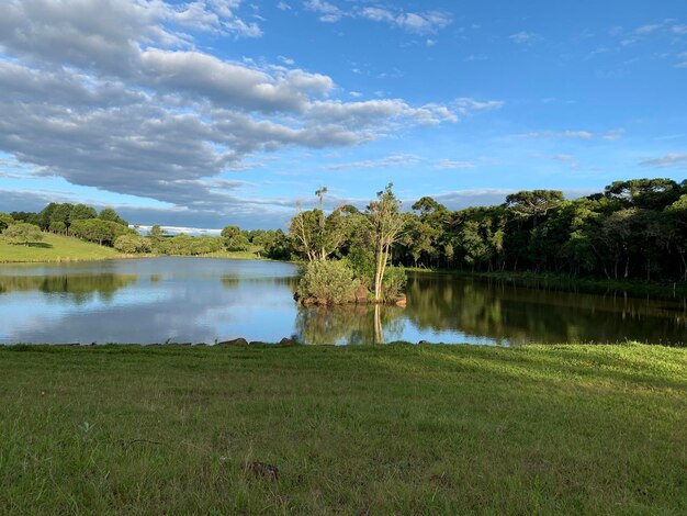 Vista panorâmica do lago contra o céu