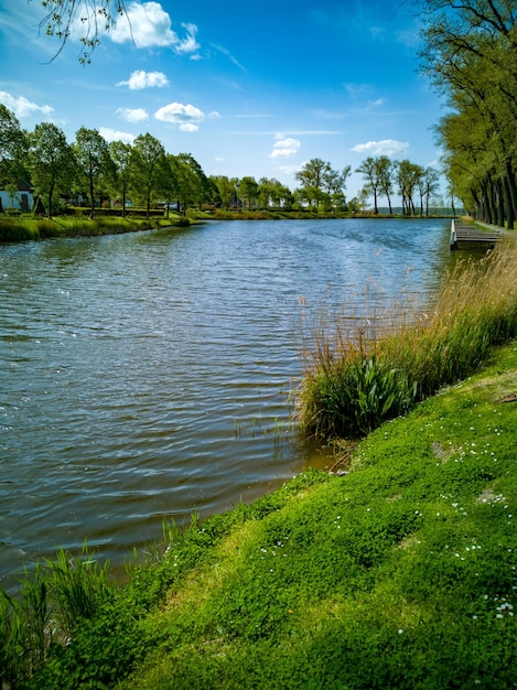 Foto vista panorâmica do lago contra o céu