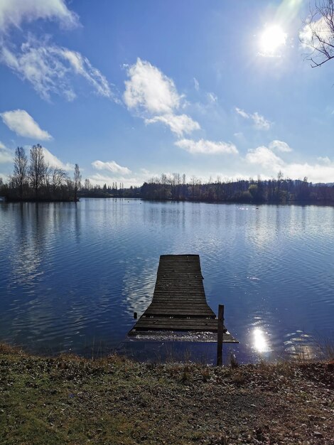 Foto vista panorâmica do lago contra o céu