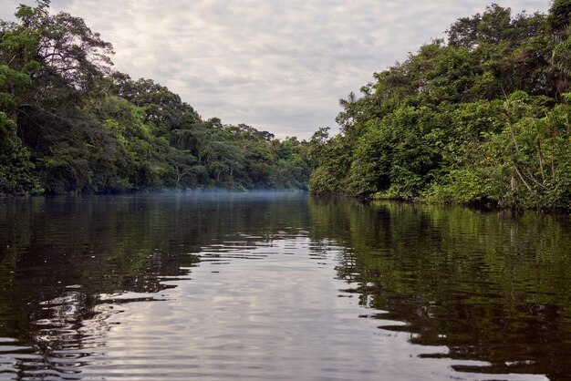 Vista panorâmica do lago contra o céu