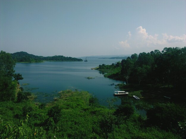 Foto vista panorâmica do lago contra o céu