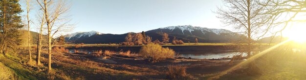 Vista panorâmica do lago contra o céu