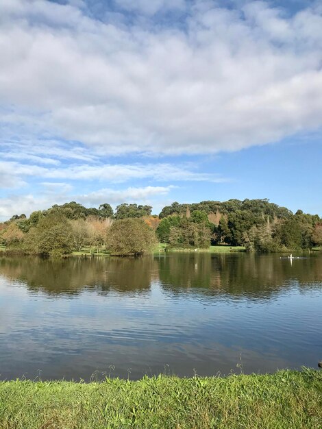 Foto vista panorâmica do lago contra o céu