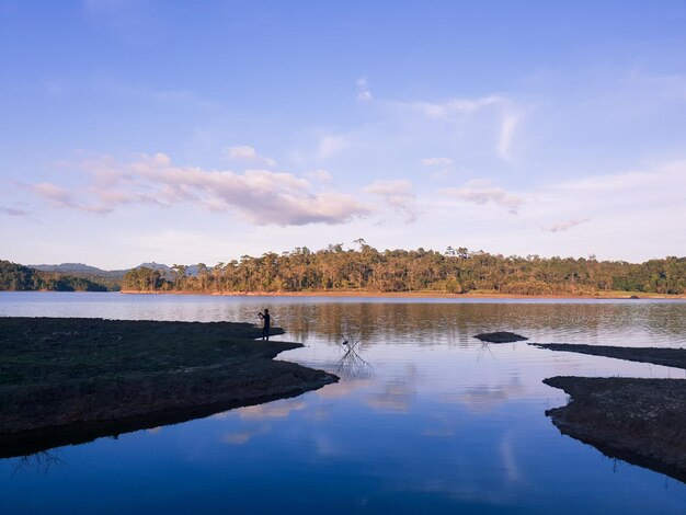 Foto vista panorâmica do lago contra o céu