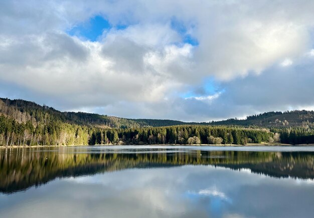 Foto vista panorâmica do lago contra o céu