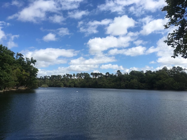 Foto vista panorâmica do lago contra o céu