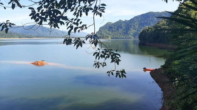 Vista panorâmica do lago contra o céu