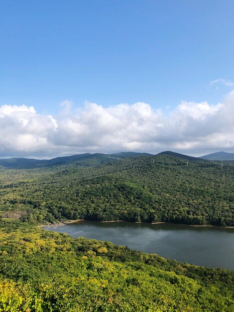 Foto vista panorâmica do lago contra o céu