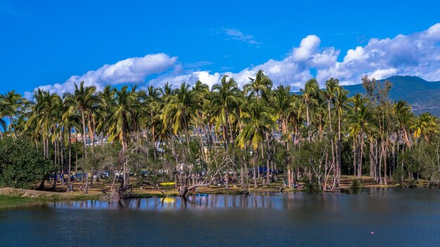 Foto vista panorâmica do lago contra o céu