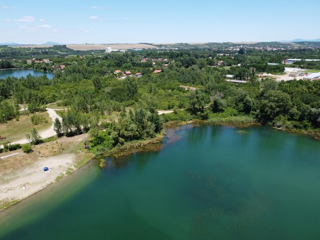 Vista panorâmica do lago contra o céu