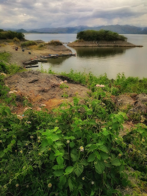 Foto vista panorâmica do lago contra o céu