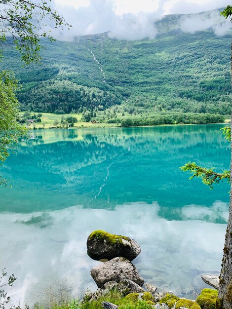 Foto vista panorâmica do lago contra o céu