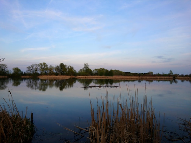 Vista panorâmica do lago contra o céu