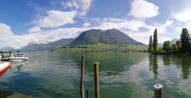 Foto vista panorâmica do lago contra o céu