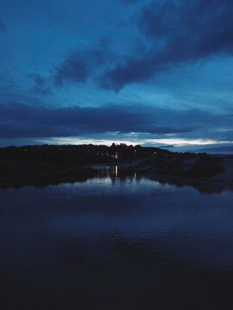 Foto vista panorâmica do lago contra o céu