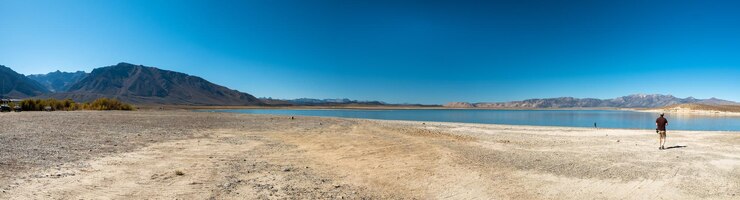 Foto vista panorâmica do lago crowley e das montanhas circundantes durante um dia ensolarado