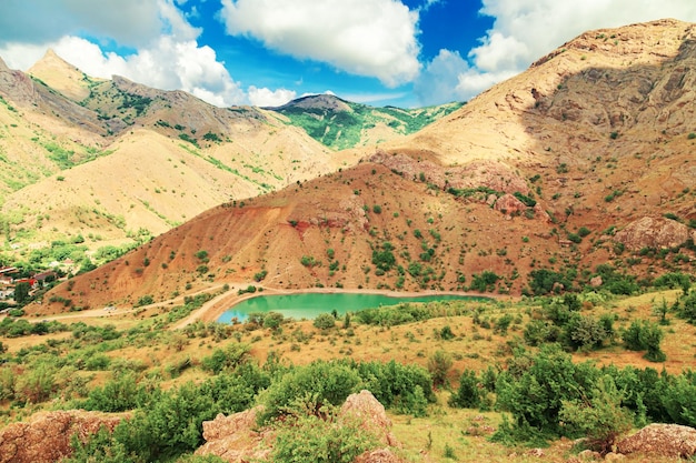 Vista panorâmica do lago da montanha