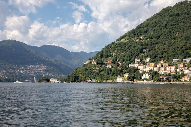 Vista panorâmica do Lago de Como (Lago di Como) é um lago de origem glacial na Lombardia, Itália. Dia de verão e céu azul dramático