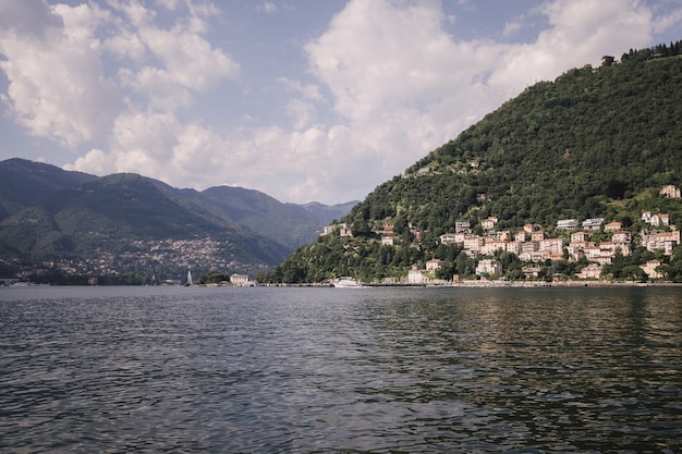 Vista panorâmica do Lago de Como (Lago di Como) é um lago de origem glacial na Lombardia, Itália. Dia de verão e céu azul dramático