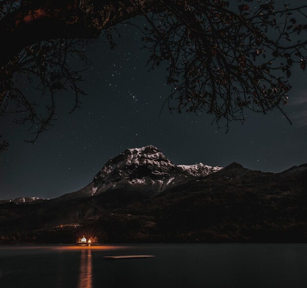 Foto vista panorâmica do lago e das montanhas contra o céu à noite