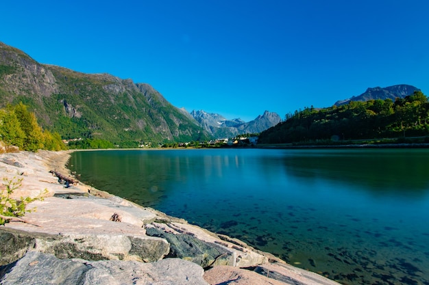 Foto vista panorâmica do lago e das montanhas contra o céu azul claro