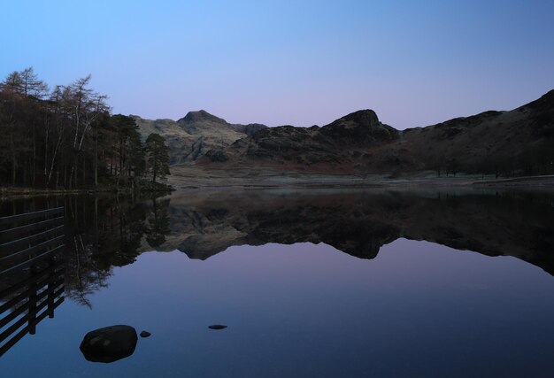 Foto vista panorâmica do lago e das montanhas contra o céu azul claro