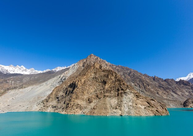 Foto vista panorâmica do lago e das montanhas contra o céu azul claro