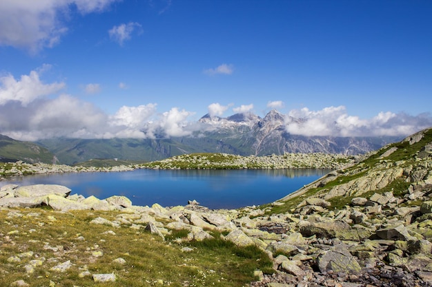 Vista panorâmica do lago e das montanhas contra o céu azul em um dia ensolarado
