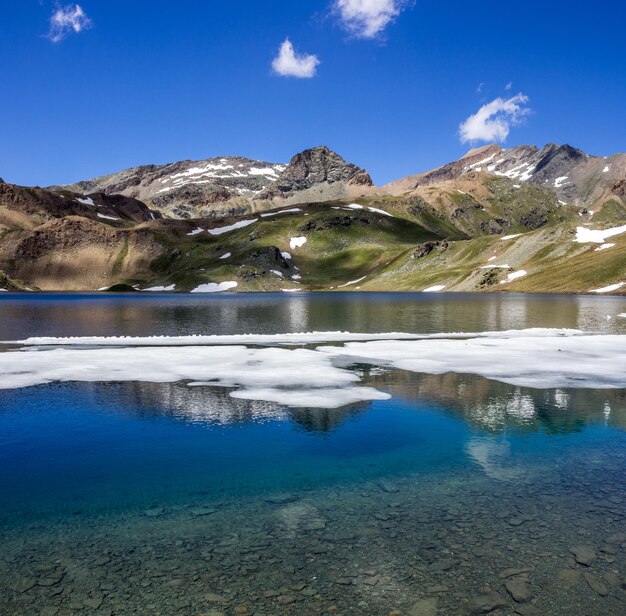 Foto vista panorâmica do lago e das montanhas contra o céu azul