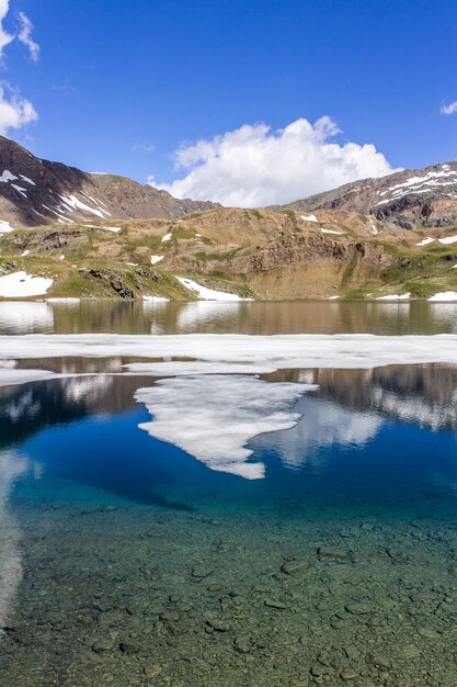 Foto vista panorâmica do lago e das montanhas contra o céu azul