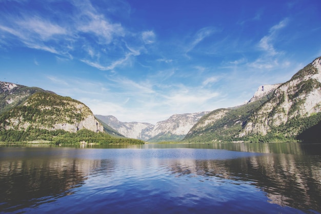 Vista panorâmica do lago e das montanhas contra o céu azul
