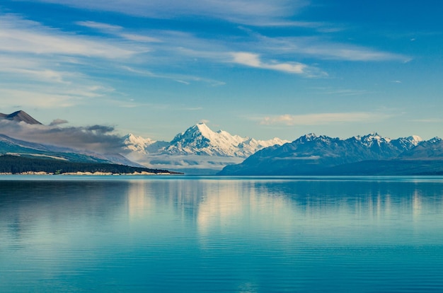 Vista panorâmica do lago e das montanhas contra o céu durante o inverno
