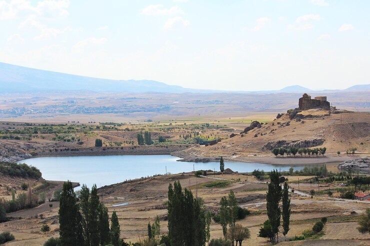 Foto vista panorâmica do lago e das montanhas contra o céu em um dia ensolarado