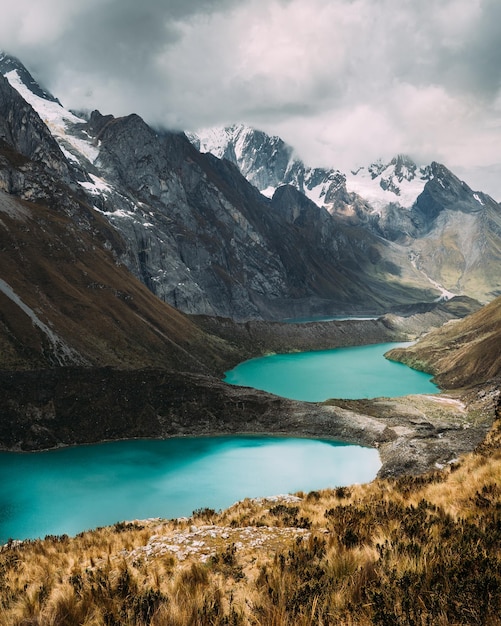 Vista panorâmica do lago e das montanhas contra o céu nublado