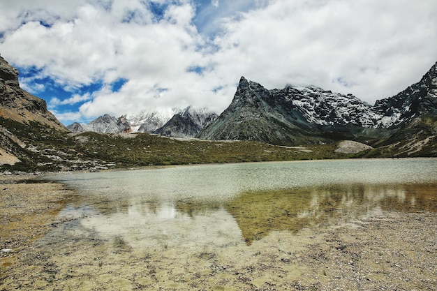 Vista panorâmica do lago e das montanhas contra o céu nublado