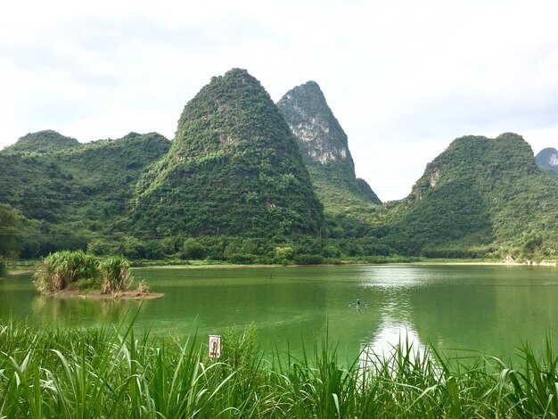 Foto vista panorâmica do lago e das montanhas contra o céu