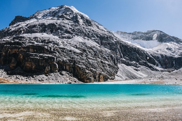 Vista panorâmica do lago e das montanhas contra o céu