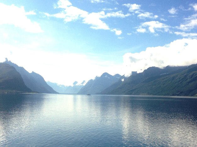 Foto vista panorâmica do lago e das montanhas contra o céu