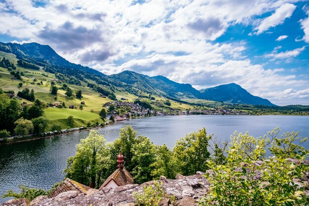 Vista panorâmica do lago e das montanhas contra o céu