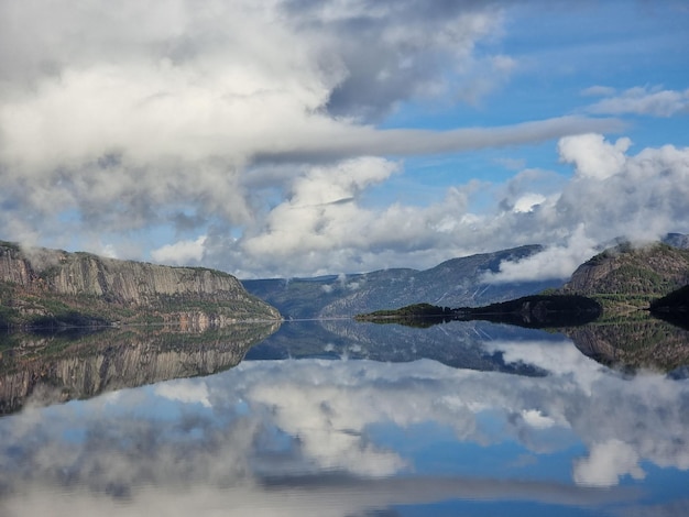 Foto vista panorâmica do lago e das montanhas contra o céu