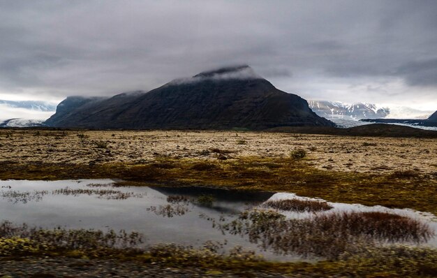 Vista panorâmica do lago e das montanhas contra o céu