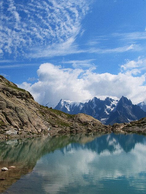 Foto vista panorâmica do lago e das montanhas contra o céu