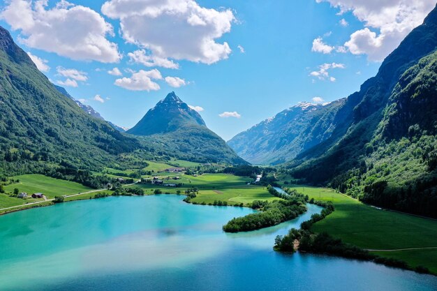 Vista panorâmica do lago e das montanhas contra o céu