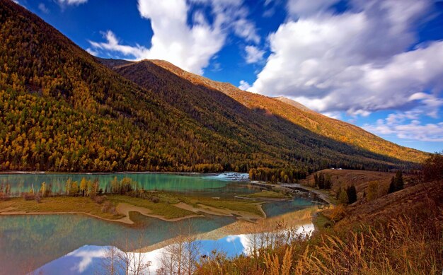 Foto vista panorâmica do lago e das montanhas contra o céu