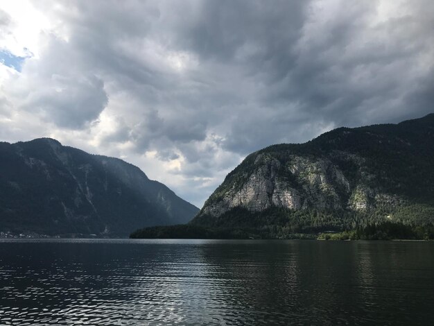 Foto vista panorâmica do lago e das montanhas contra o céu