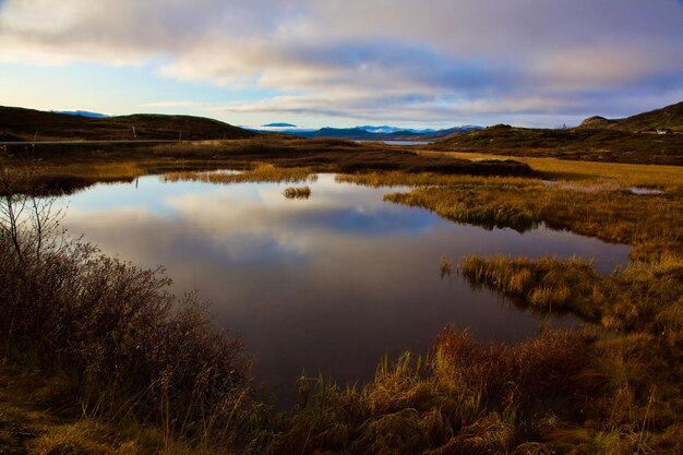 Vista panorâmica do lago e das montanhas contra o céu