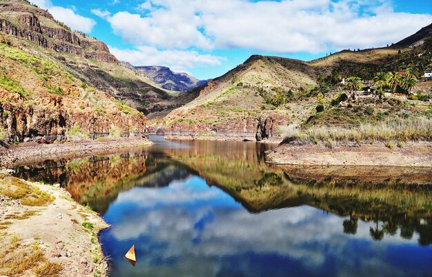 Vista panorâmica do lago e das montanhas contra o céu