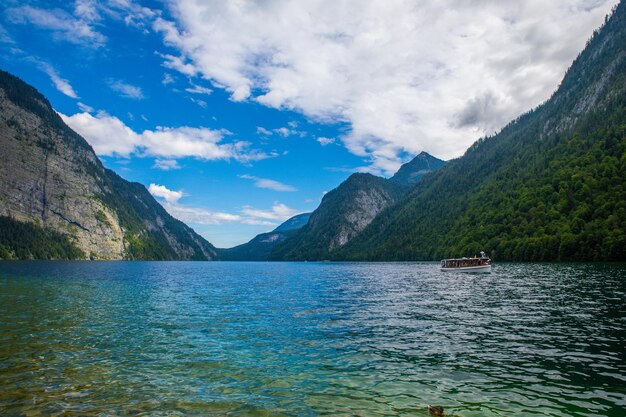 Foto vista panorâmica do lago e das montanhas contra o céu