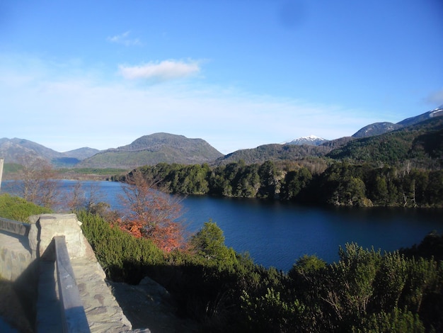 Vista panorâmica do lago e das montanhas contra o céu