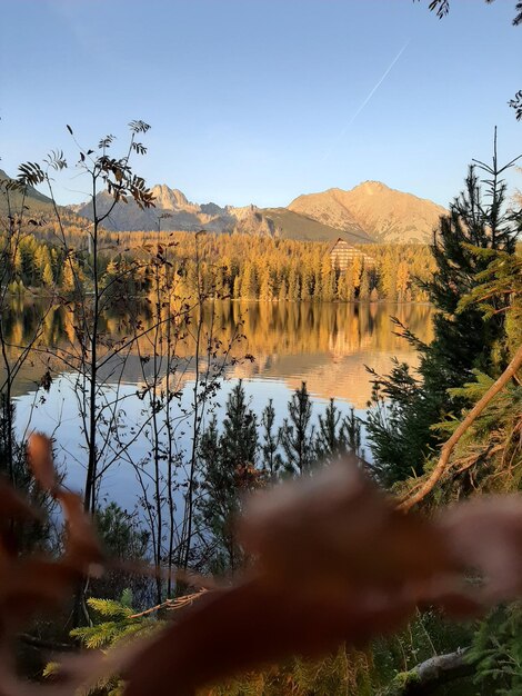 Foto vista panorâmica do lago e das montanhas contra o céu